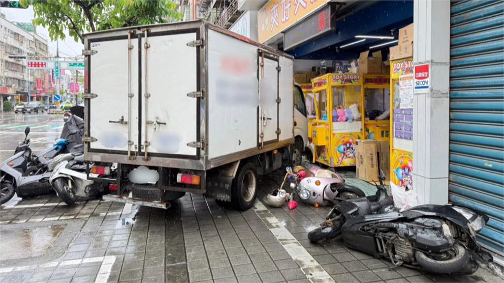 貨車疑急煞打滑衝進店家 毀6機車.6娃娃機台