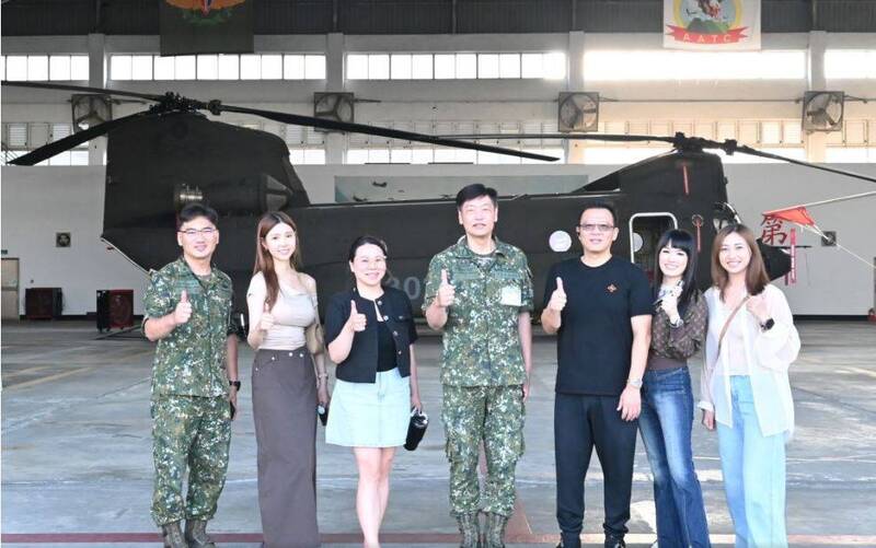 軍營掀粉紅泡泡！　最美禮生「寧寧」探班官兵　民眾喊：羨慕