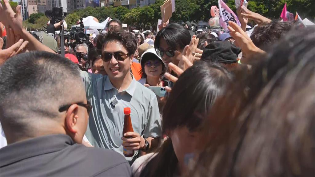 快新聞／台中洋流湧現！沈伯洋走讀人潮大爆滿　拿東泉辣椒醬沾雞蛋糕