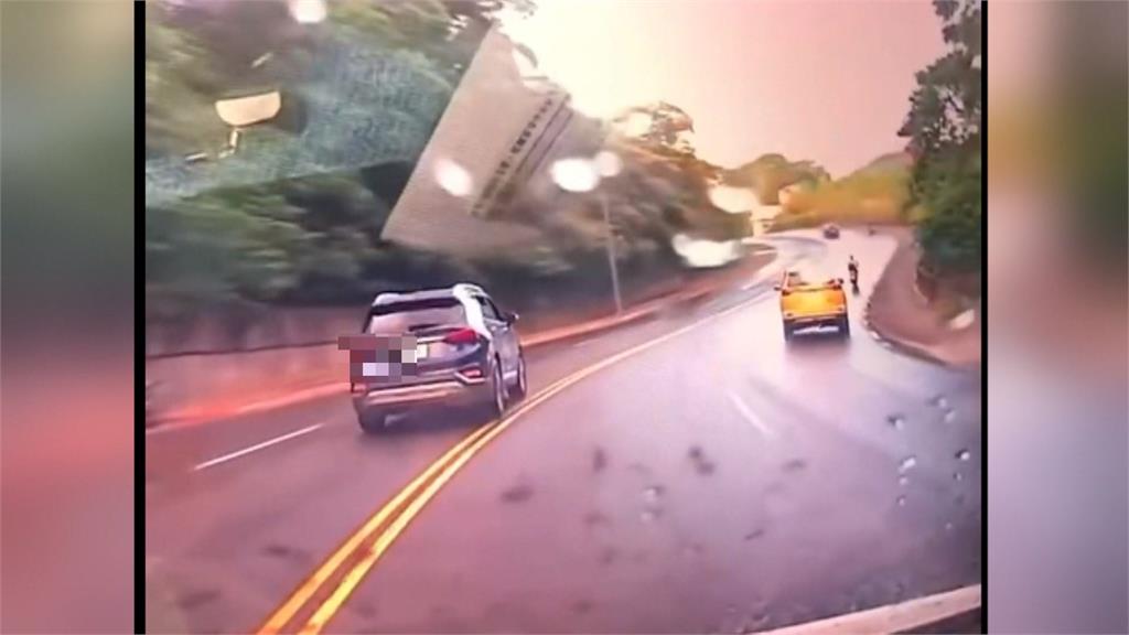 轎車沿路蛇行下秒開到對向 越開越歪!網友懷疑酒駕或毒駕