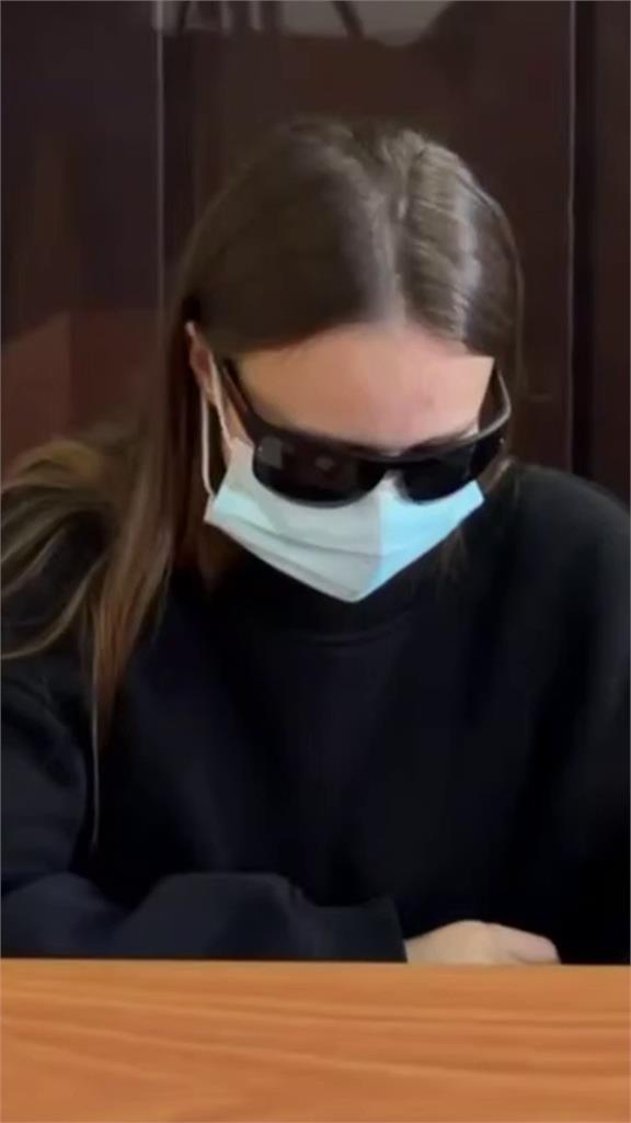 22歲正妹女星開直播「全裸逛大街」！狂吸2100萬人在線看…最終下場超慘