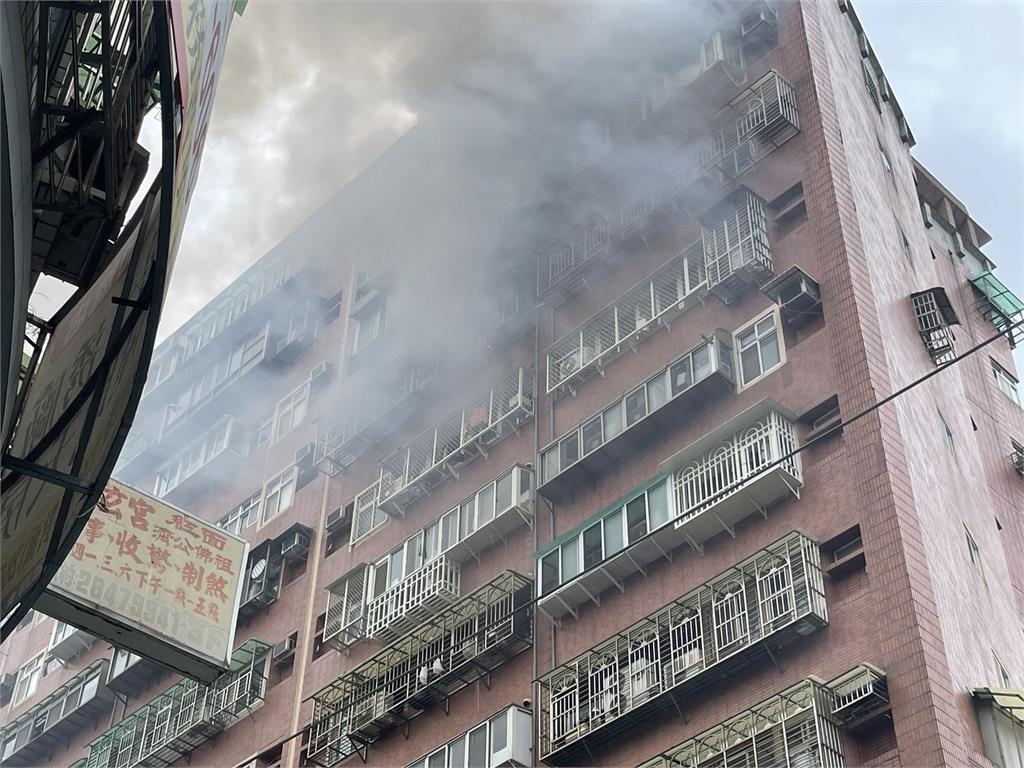 快新聞/濃煙竄天!蘆洲永樂街大樓驚傳祝融 3住戶遭嗆傷送醫