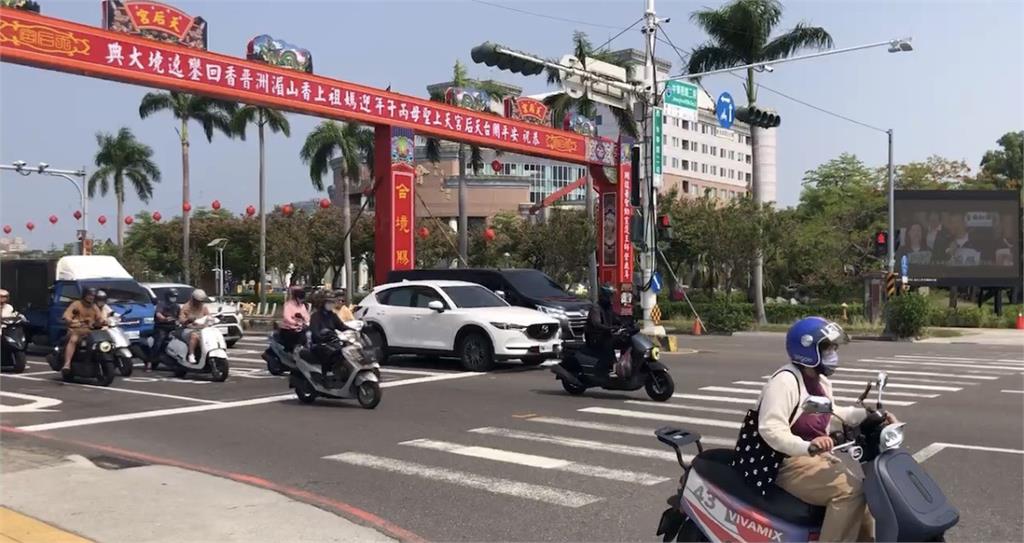 行人通過就發光! 台南市府試辦"投影警示系統"