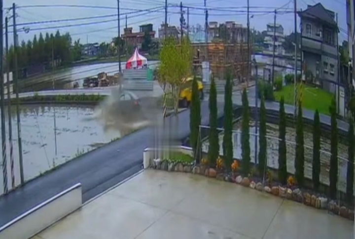 出事了! 宜蘭田"又種出車" 路口相撞一車摔入田