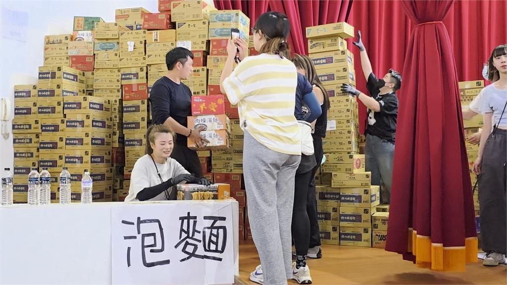 挑戰一萬個沙包！鏟沙裝麻袋忙不停　中秋連假物資超人、水電超人等上萬人救災