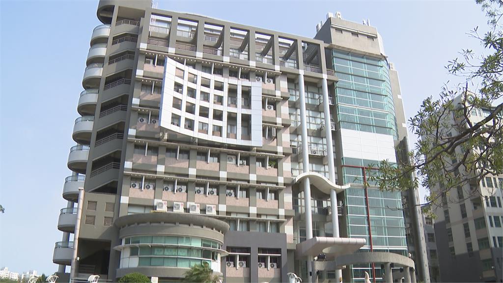 高雄某科大上課到一半湧噴泉?學生全傻眼:水上樂園?