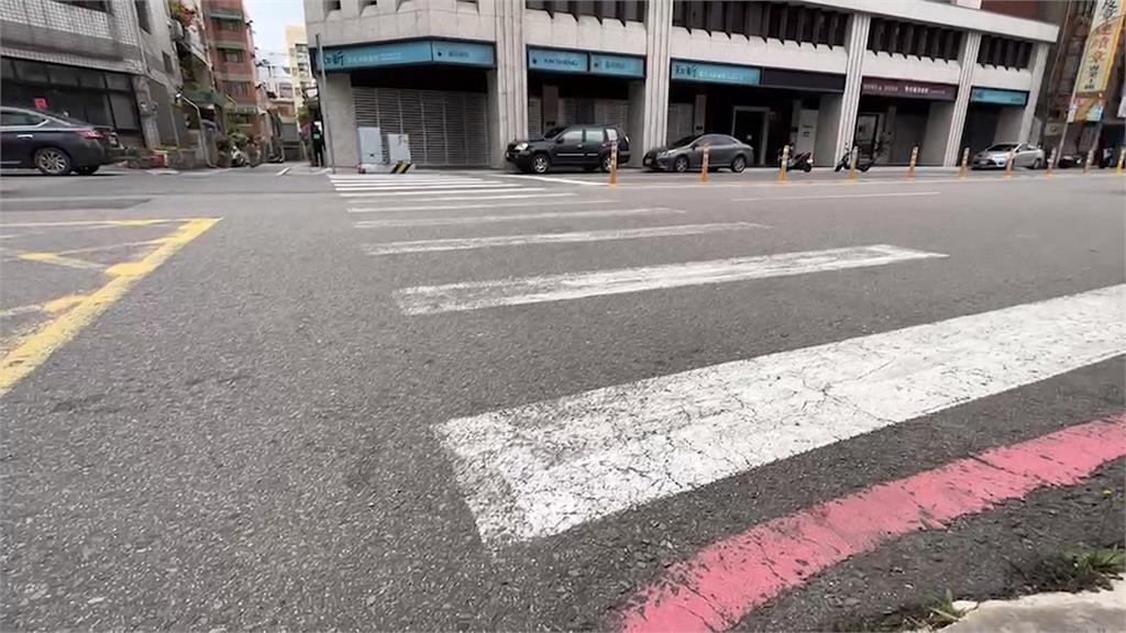 前方機車慢慢減速 後方騎士一急剎輪胎鎖死打滑自摔