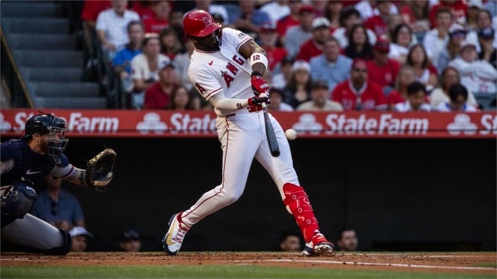 MLB(影)/投手丘變拳擊場火藥味炸裂!索列爾怒揮右鉤拳 羅培茲回擊引爆板凳清空