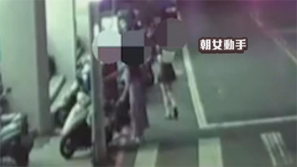 目睹男友牽手短裙女　正牌女友發飆當街追打