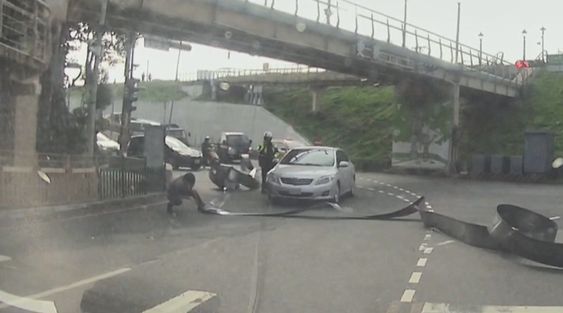 驚見10公尺鋼捲「過馬路」　饒舌水電工拿砂輪機衝下車：見招拆招