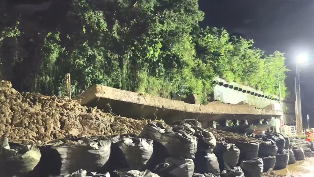 高雄小港擋土牆「二度崩塌」　強體壓在欄杆、居民嚇到不敢睡