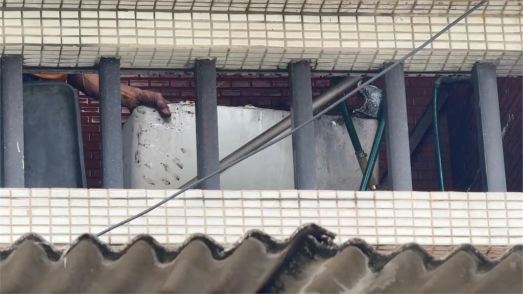 高雄陽台運轉「洗衣機爆炸」冒火　好心鄰居猛拍門救屋主１家三口