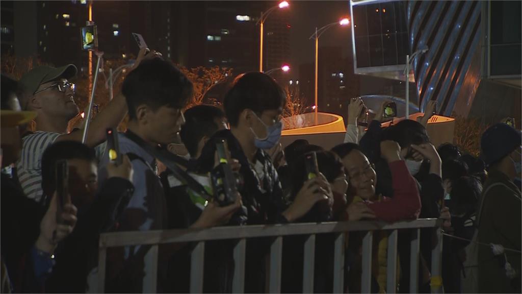 黃色雙鴨游離愛河灣 民眾不捨目送小鴨完成消風
