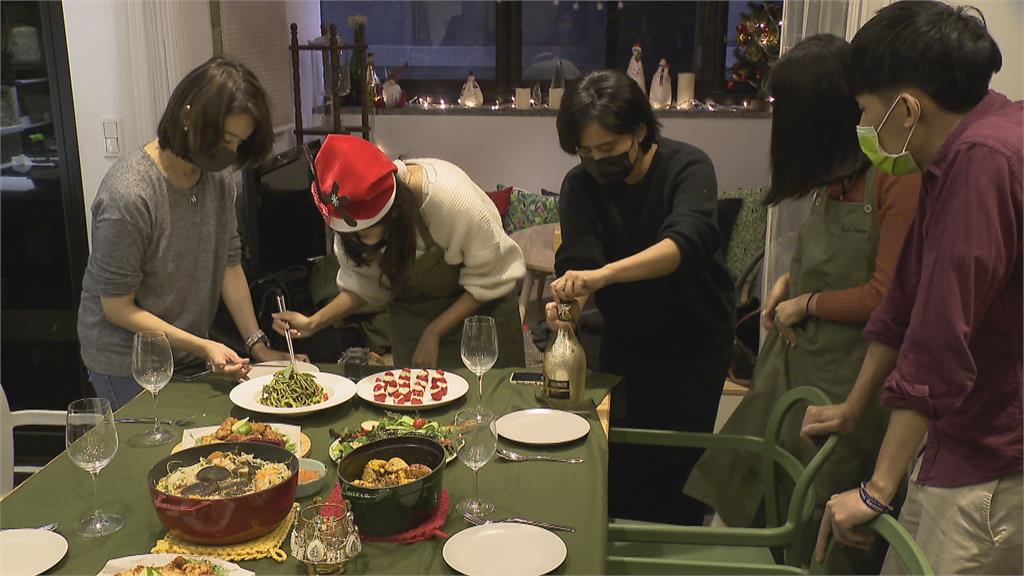 「共享廚房」超溫馨！ 民眾各司其職打造耶誕大餐 