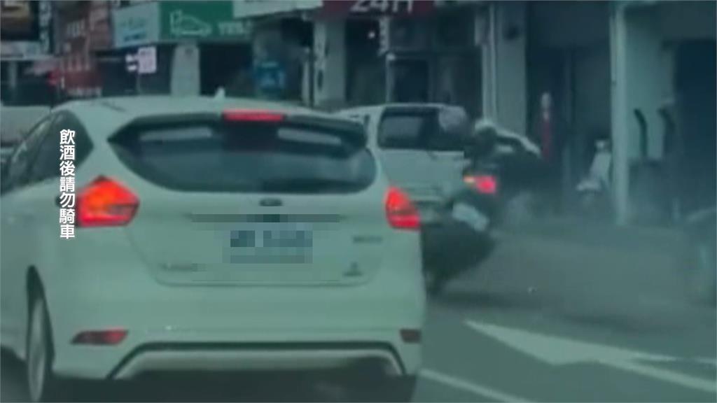 驚悚！酒駕騎士轉彎不慎「連人帶車噴飛」　遭後車輾手腳