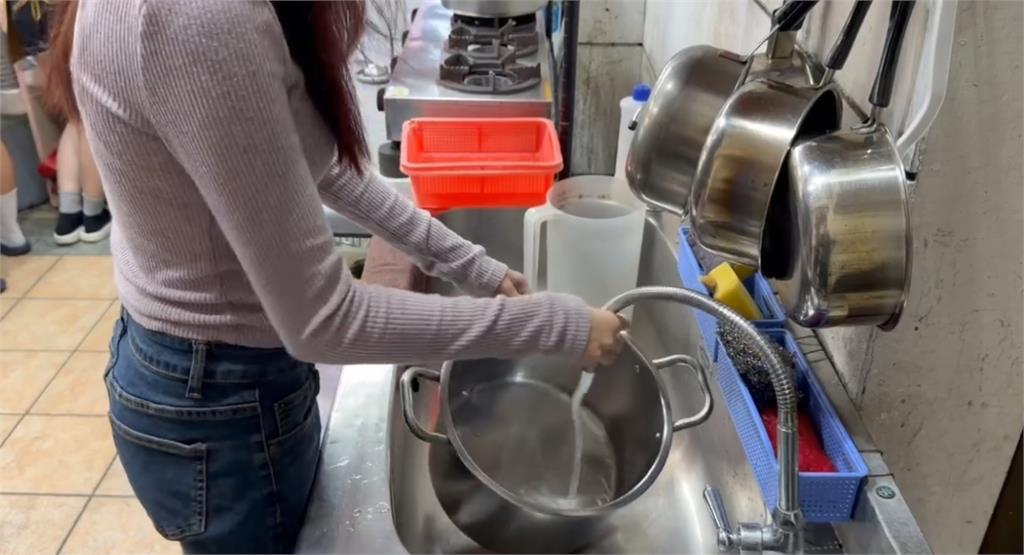 趁甜美女店員忙翻！　 賊＂三度偷瞄＂大膽偷錢包