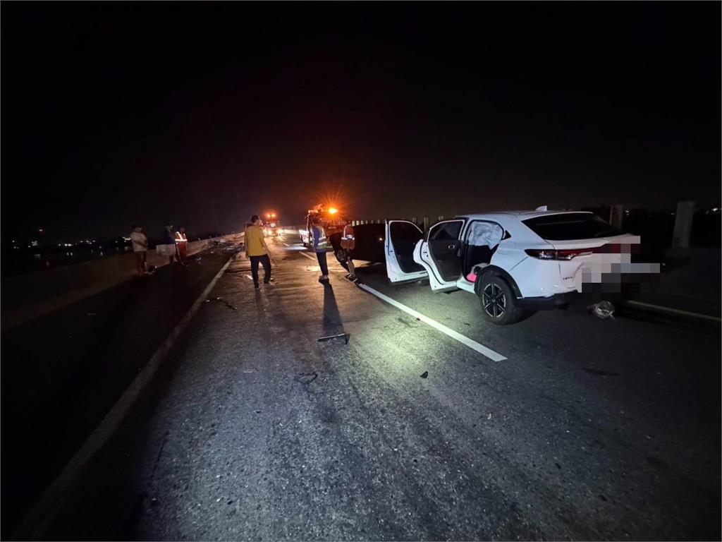 西濱快速道路連環撞 男駕駛下車察看再遭後車撞倒
