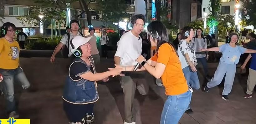阿姨跳舞險摔倒！沈伯洋下秒「超神1反應」暖炸　她秒融化倒戈：比我老公還窩心