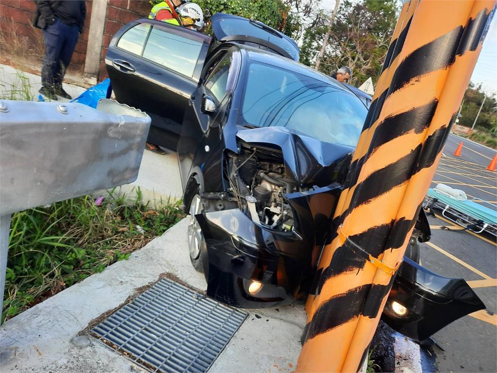 苗128線一家4口出遊失控自撞 車頭卡電桿「呈U字形」驚險畫面曝