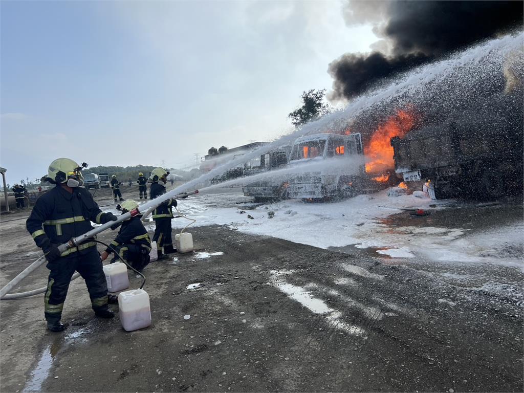 快新聞／屏東鹽埔養鴨場火警5車遭燒毀　恐怖濃煙宛如巨大「蕈狀雲」