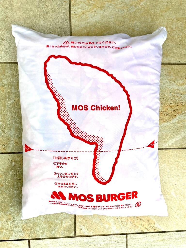 速食店推「超巨炸雞睡袋」作夢都會餓!枕頭竟是雞骨頭「真的睏到飽」