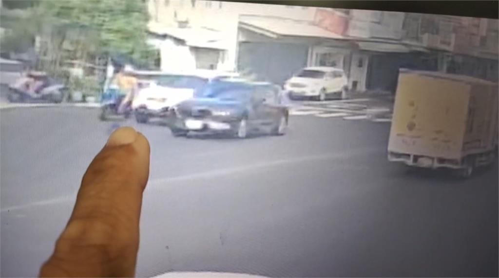 不滿被按喇叭？　彰化騎士逼車攔停轎車飆罵