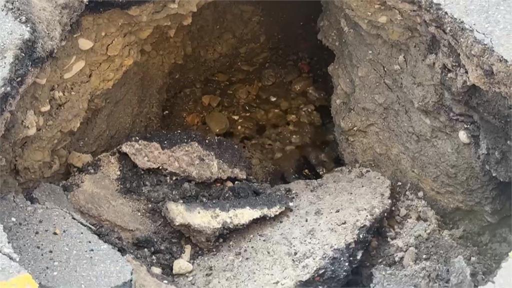 高雄自來水管漏水害路塌　清運車陷坑洞搶修一度停水