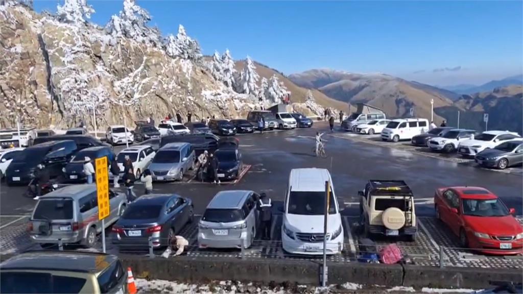 不畏寒冷熱血追雪! 合歡山武嶺停車場大爆滿