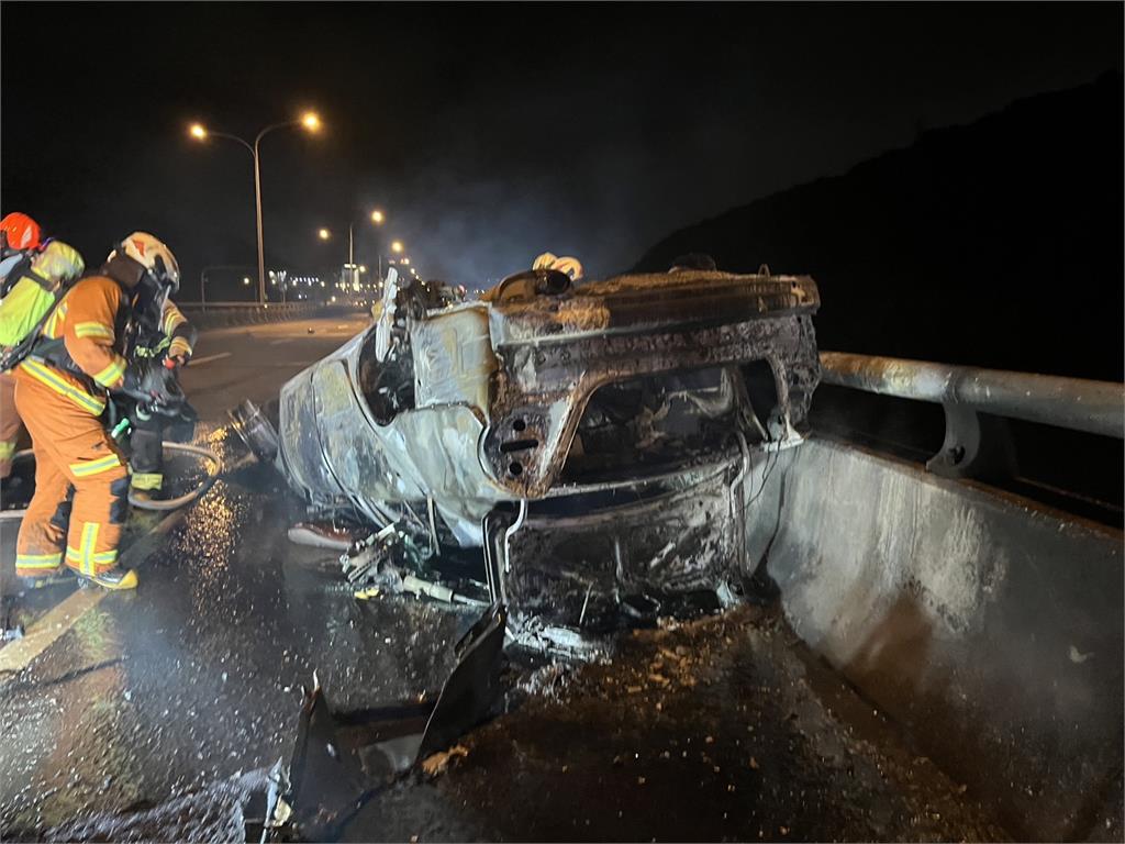 快新聞／五楊高架道今出現「火燒車」事故！不明原因撞翻車　駕駛當場死亡