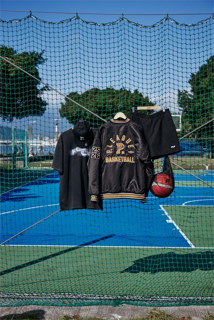 PLG(影)／KIKS攜手PLG推出聯名服飾！「運動潮流」穿梭於日常造型