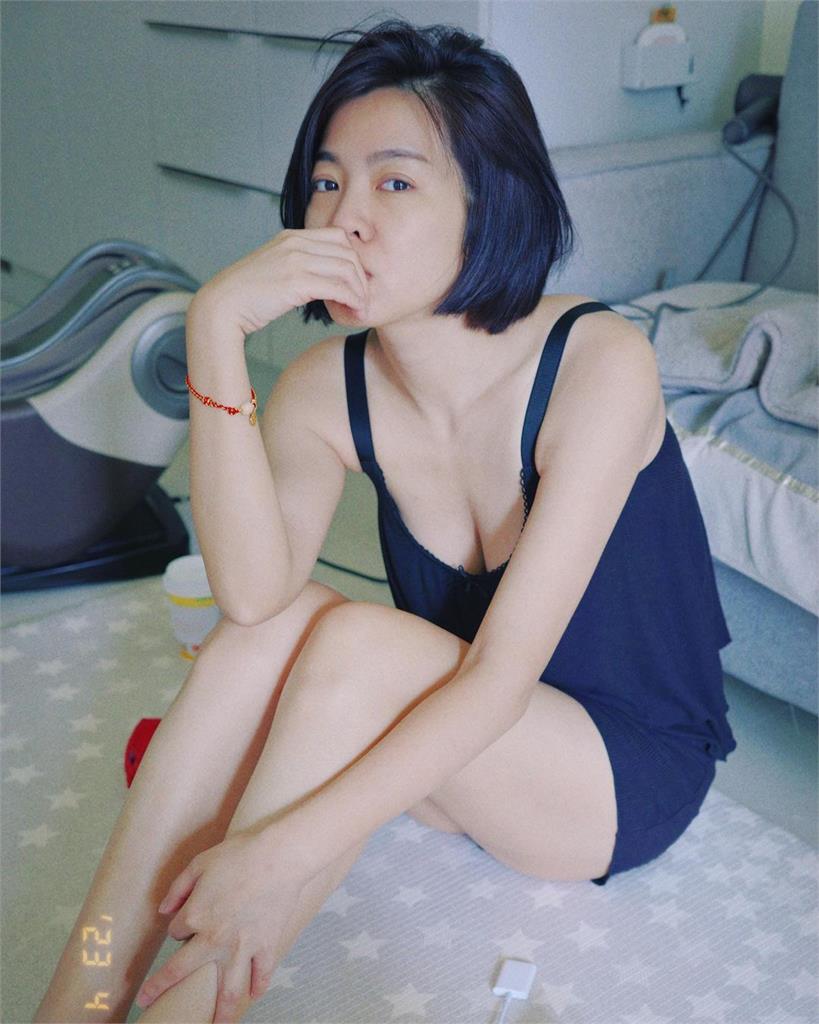 米可白曬小可愛居家美照!撥髮發射「撩人眼神」全網被電暈:太辣