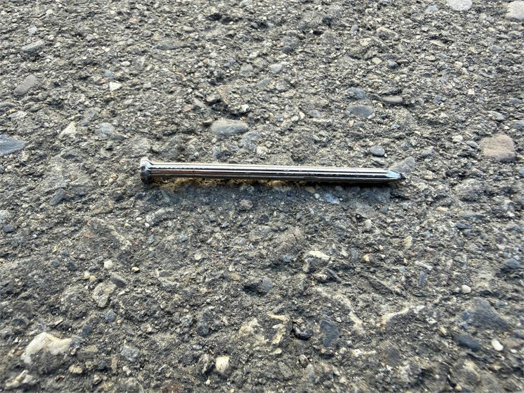 步步驚心! 彰化和美路口 散落「上百支鐵釘」 民眾看傻眼