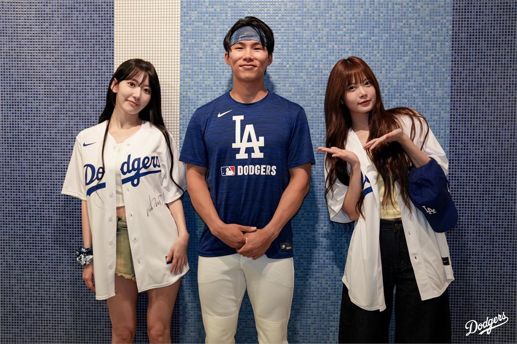 MLB(影)／道奇金慧成合體韓國女團　與LE SSERAFIM合照「雙手握緊緊」