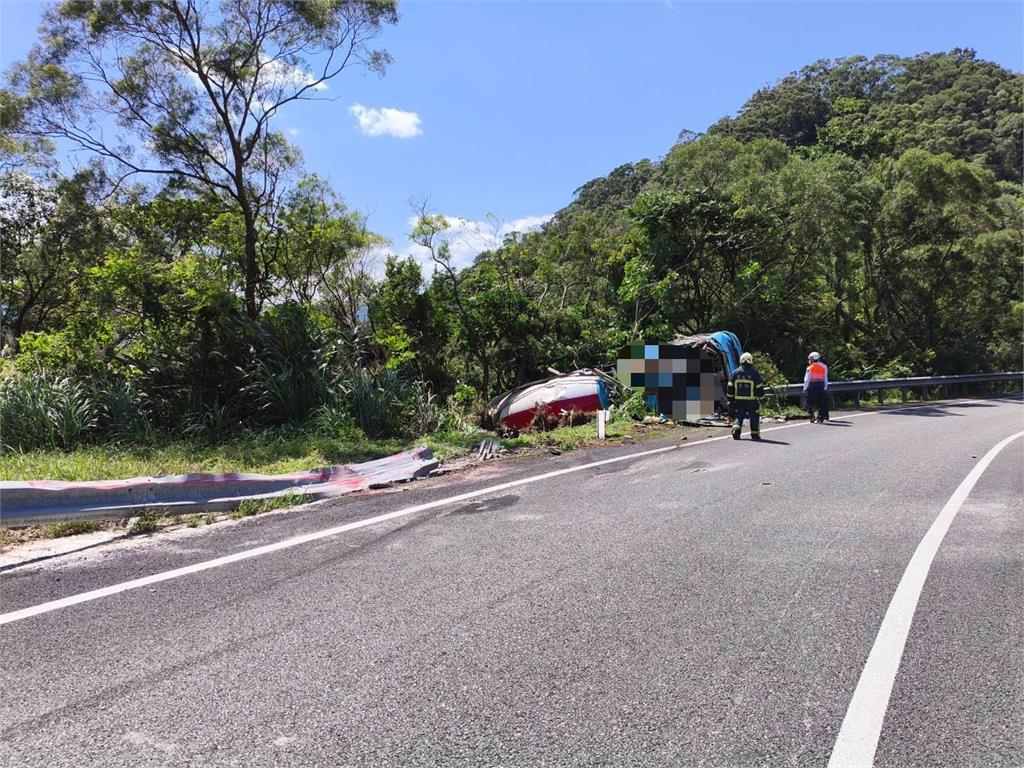 快新聞／嚇！國3預拌混泥土車「90度垂直」翻覆　駕駛卡車內「臟器外露」慘死