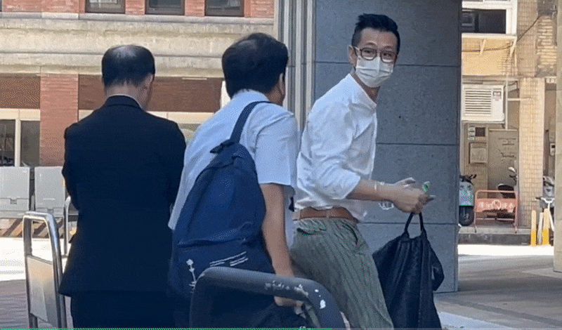 最新畫面/彭振聲「愛妻突墜樓亡」庭審急請假!旁人攙扶「神情哀傷」搭車離開