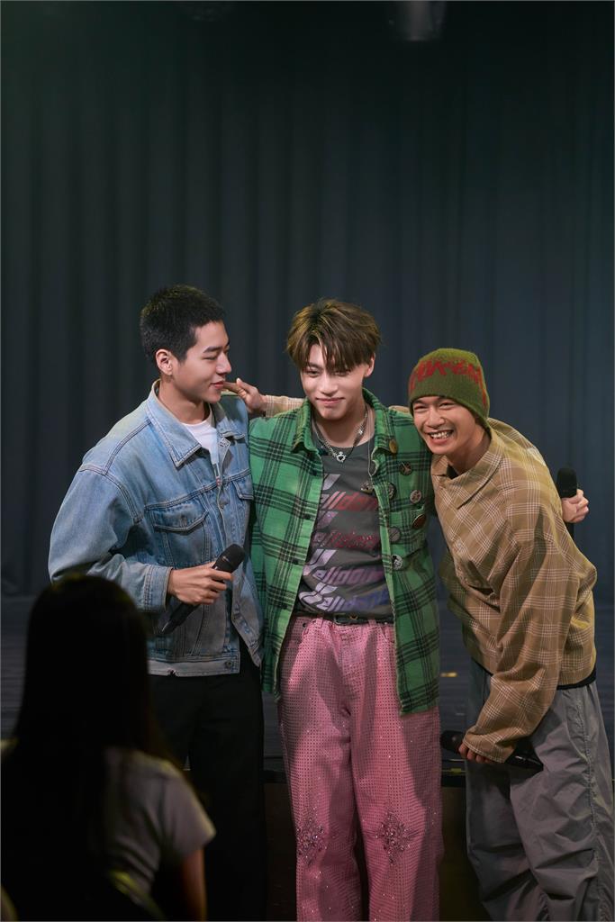 快新聞/大秀帥氣側翻!黃文廷健身寵粉無極限 首場見面會Ozone四帥驚喜現身