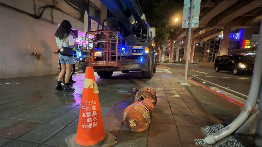 東區水樂園？吊車司機直撞消防栓　北水處求償3萬2千元