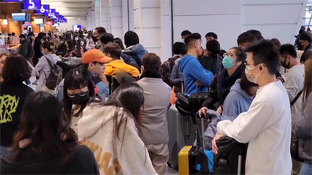 桃機行李輸送帶疑故障　旅客行李一度堆積大塞車