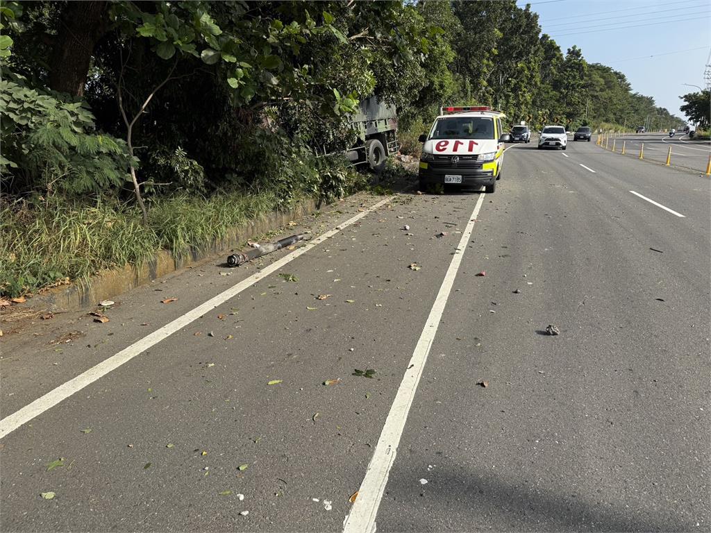 快新聞／台20線驚險事故！軍用卡車失控撞樹　警方曝疑似士官......