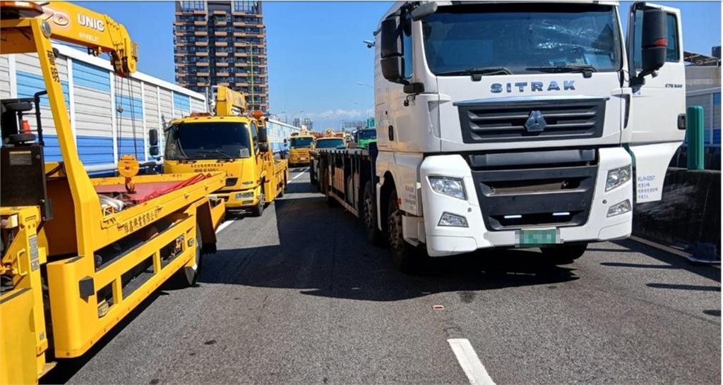 國一高雄聯結車擦撞車禍 計程車90度撞翻 4人輕傷