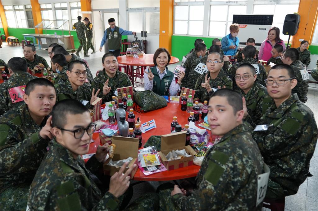 她送肯德基慰勞國軍竟被酸 「在開心什麼」？實況主1個當兵故事掀網憶當年