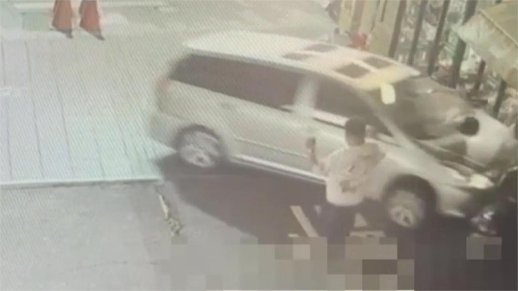 險撞進拉麵店　76歲駕駛拄拐杖下車稱油門操作不慎