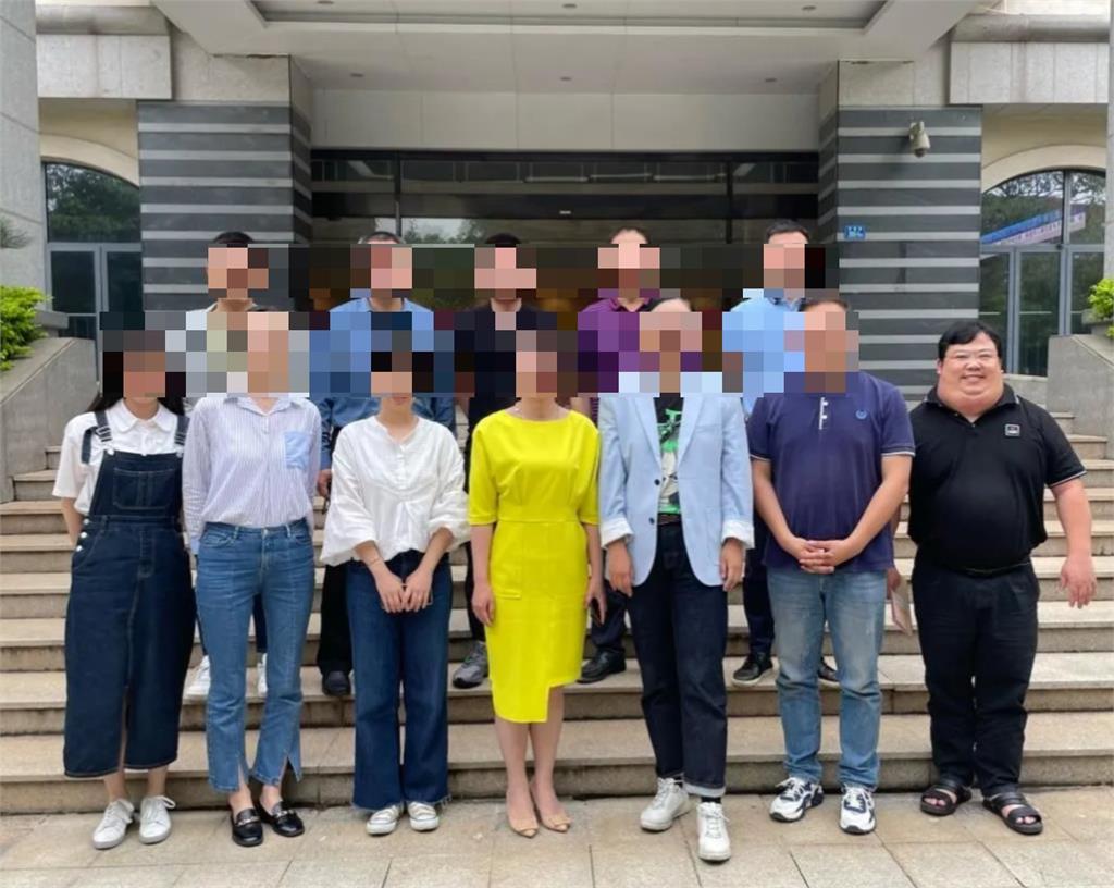 中國台青基地負責人「頭連肩」脖子消失！網猛挖「私下面貌0濾鏡」急關心：真假？