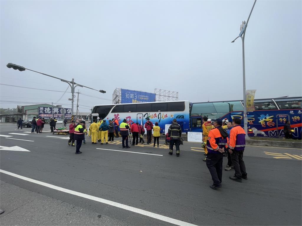 快新聞/嘉義進香團2遊覽車追撞 23傷緊急送醫救治中