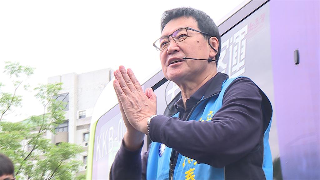 抓費鴻泰手問「要收回罷免粉專的讚嗎」 徐巧芯趴街尖叫!李德維:炒新聞