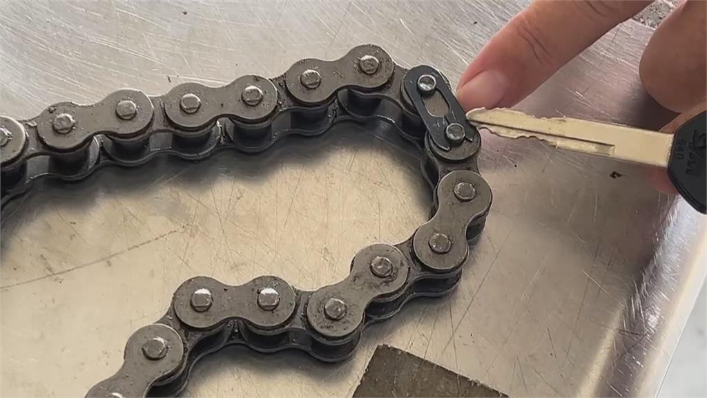 鐵鍊斷掉！鐵捲門突快速下降　生死一瞬間！男進門差點被壓扁