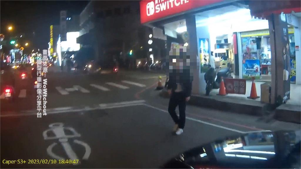 進口車併排違停擋路! 騎士檢舉遭嗆:罰單2400而已