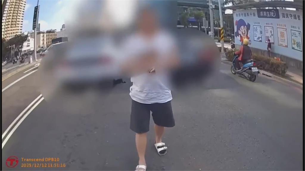 嫌開太慢猛按喇叭！　馬路變格鬥場、男噴辣椒水被打趴