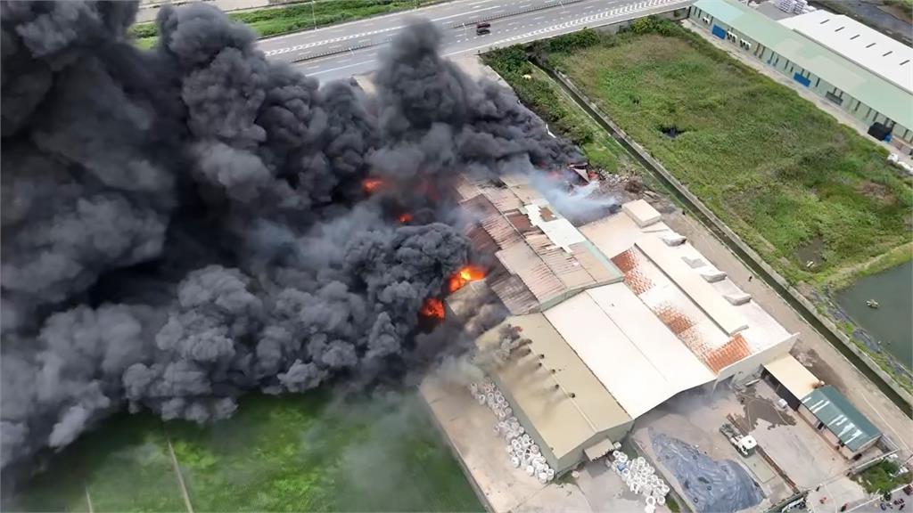 快新聞／彰化回收廠突爆火警！黑煙直竄天際「狂燒400坪」驚悚畫面曝光