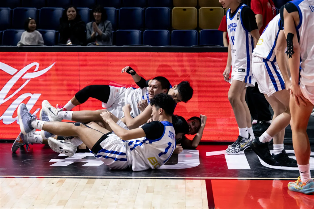籃球(影)/U16台灣隊長王以勒超狂「零秒三分絕殺」逆轉!全隊嗨翻第7名完美收尾